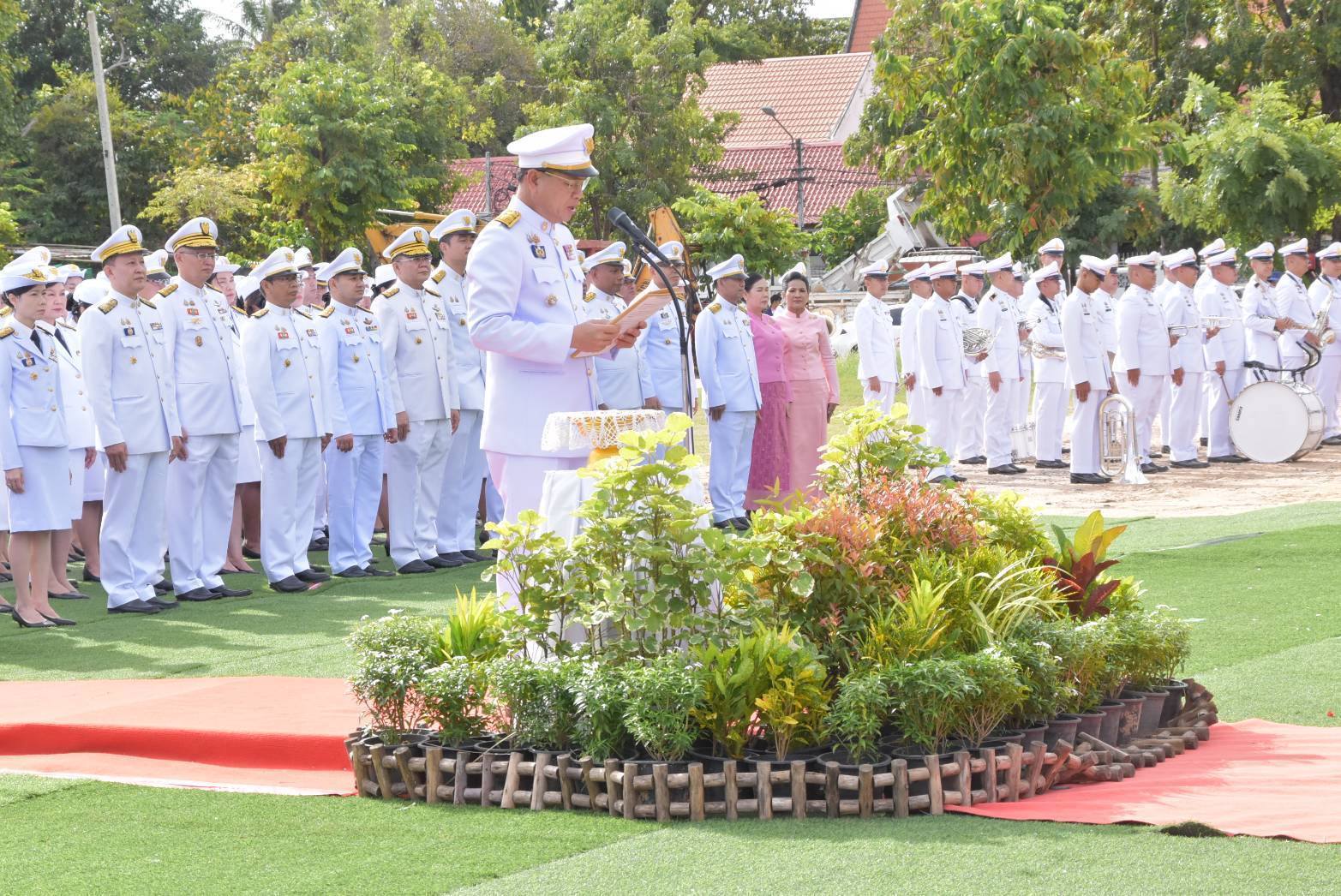 นางนวลจันทร์ ศรีมงคล ผู้ตรวจราชการกรม ปฏิบัติหน้าที่ผู้อำนวยการศูนย์ศึกษาและพัฒนาชุมชนอุบลราชธานี นำคณะข้าราชการและเจ้าหน้าที่ศูนย์ศึกษาและพัฒนาชุมชนอุบลราชธานี ร่วมพิธีวางพวงมาลา เนื่องในวันคล้ายวันสวรรคต รัชกาลที่ 5 น้อมรำลึกในพระมหากรุณาธิคุณอันหาที่สุดมิได้