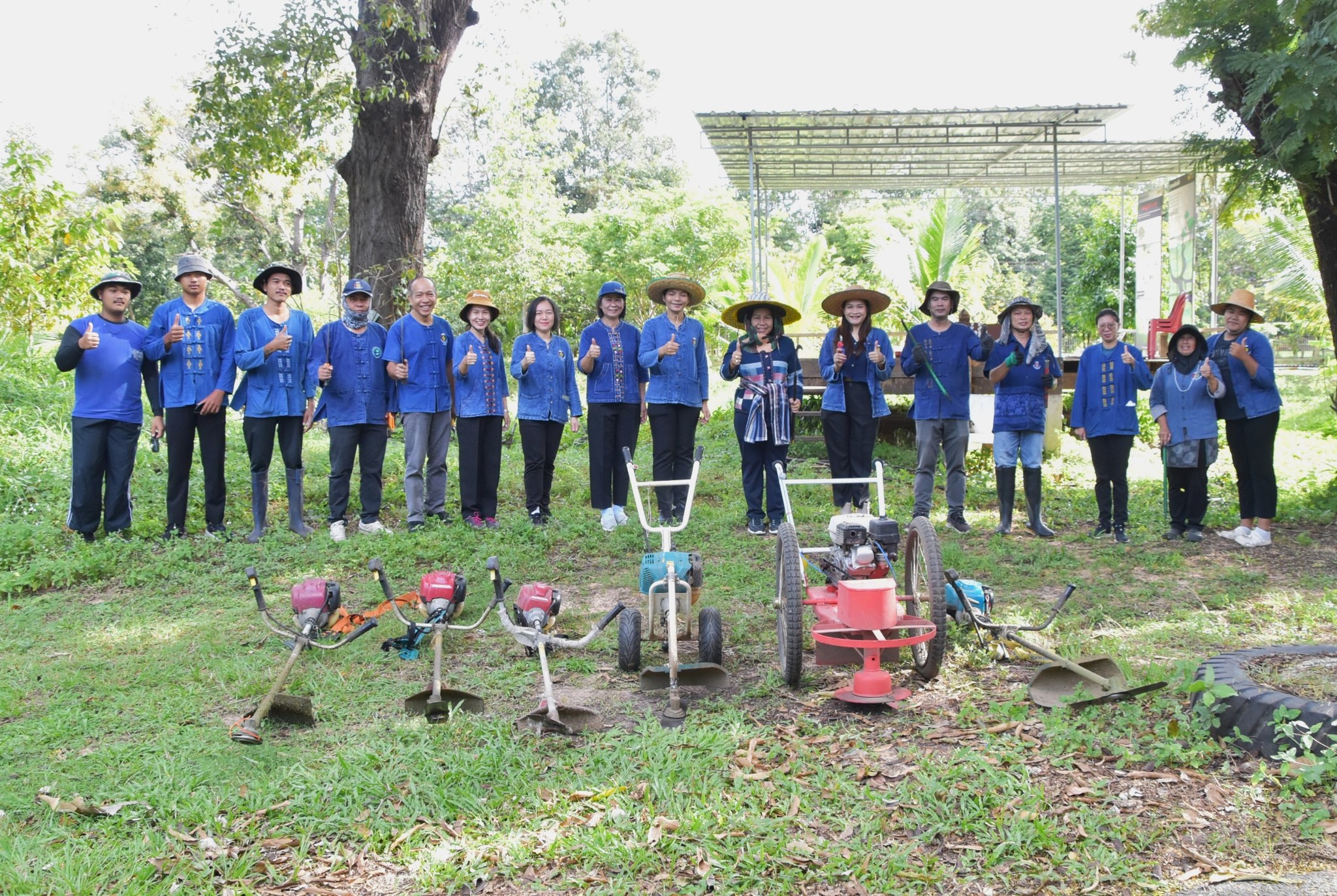 นางนวลจันทร์ ศรีมงคล ผู้ตรวจราชการกรม ปฏิบัติหน้าที่ผู้อำนวยการศูนย์ศึกษาและพัฒนาชุมชนอุบลราชธานี นำทีมบุคลากร ศพช.อุบลราชธานี และศูนย์สารภีอุบลราชธานี เอามื้อสามัคคี รวมพลังพัฒนา “บ้านของเรา”