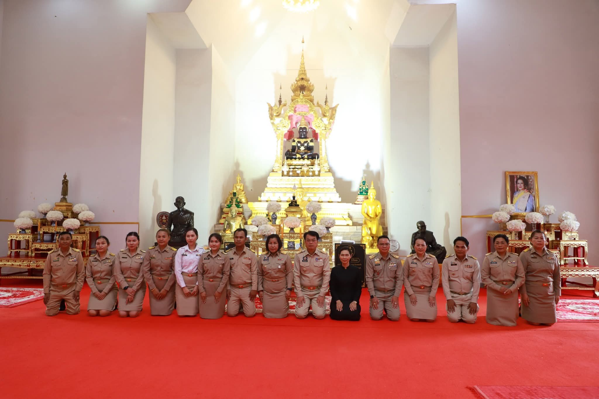 นางนวลจันทร์ ศรีมงคล ผู้ตรวจราชการกรม ปฏิบัติหน้าที่ผู้อำนวยการศูนย์ศึกษาและพัฒนาชุมชนอุบลราชธานี ร่วมพิธีบำเพ็ญกุศลสวดพระอภิธรรม อุทิศถวายพระราชกุศลแด่ สมเด็จพระนางเจ้าสิริกิติ์ พระบรมราชินีนาถ พระบรมราชชนนีพันปีหลวง