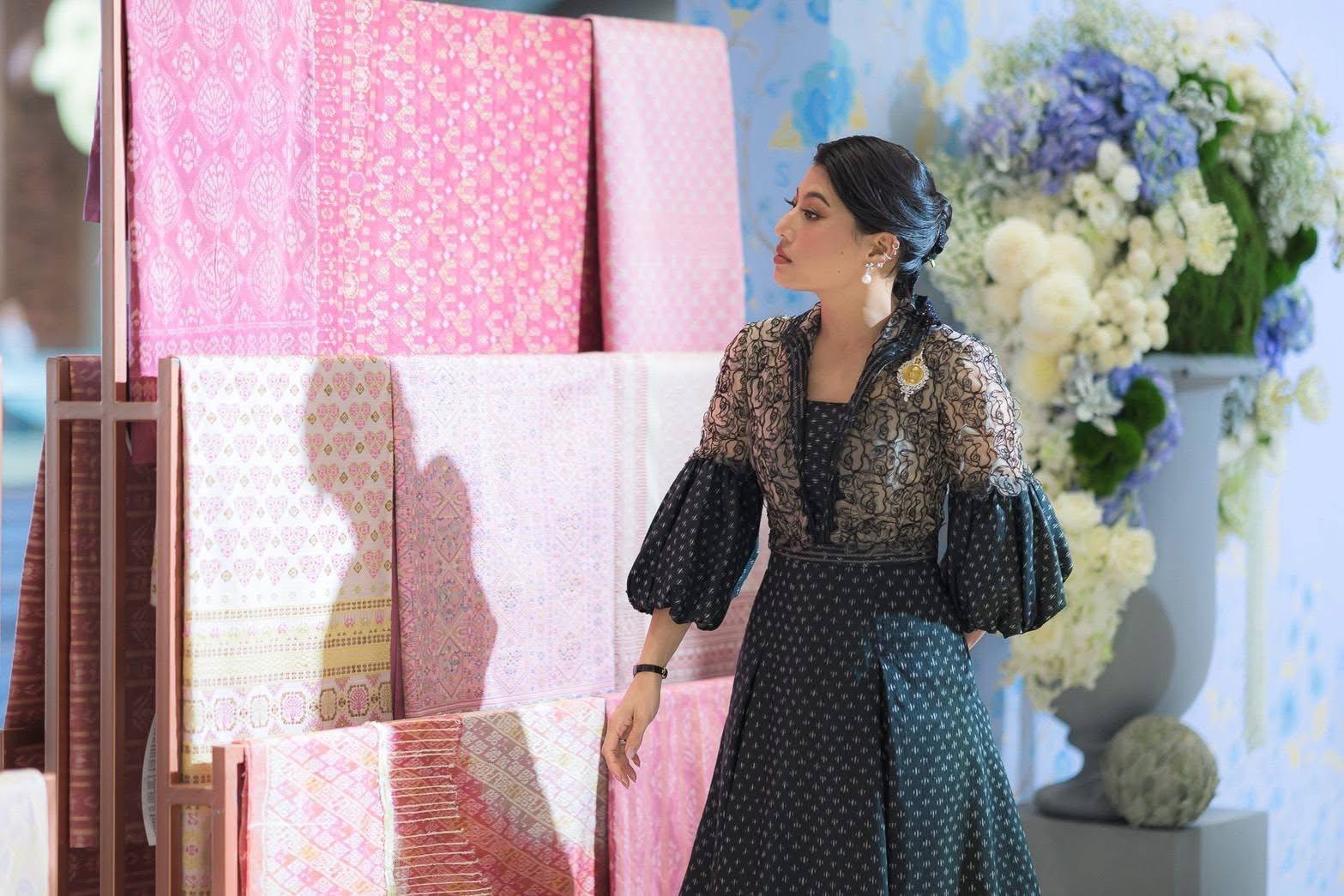 นางนวลจันทร์ ศรีมงคล ผู้ตรวจราชการกรม ปฏิบัติหน้าที่ผู้อำนวยการศูนย์ศึกษาและพัฒนาชุมชนอุบลราชธานี ร่วมเฝ้ารับเสด็จฯ เจ้าฟ้าสิริวัณณวรีฯ เสด็จเป็นองค์ประธานการประกวดผ้าลายพระราชทาน “ผ้าลายสิริราชพัสตราภรณ์” และงานหัตถกรรม รอบตัดสิน ระดับประเทศ (Final) ประจำปี 2568 