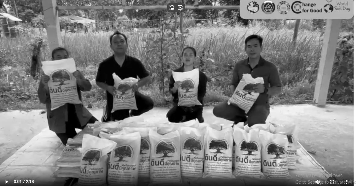 นางนวลจันทร์ ศรีมงคล ผู้ตรวจราชการกรม ปฏิบัติหน้าที่ผู้อำนวยการศูนย์ศึกษาและพัฒนาชุมชนอุบลราชธานี มอบหมายให้นายณัฐพล ปาลิวนิช ผู้อำนวยการกลุ่มงานวิจัยและพัฒนาชุมชนเชิงพื้นที่ พร้อมด้วยบุคลากรกลุ่มงานวิจัยและพัฒนาชุมชนเชิงพื้นที่ และเจ้าหน้าที่ศูนย์สารภีอุบลราชธานี ผลการขับเคลื่อนการผลิตดินปลูกศูนย์สารภีอุบลราชธานี