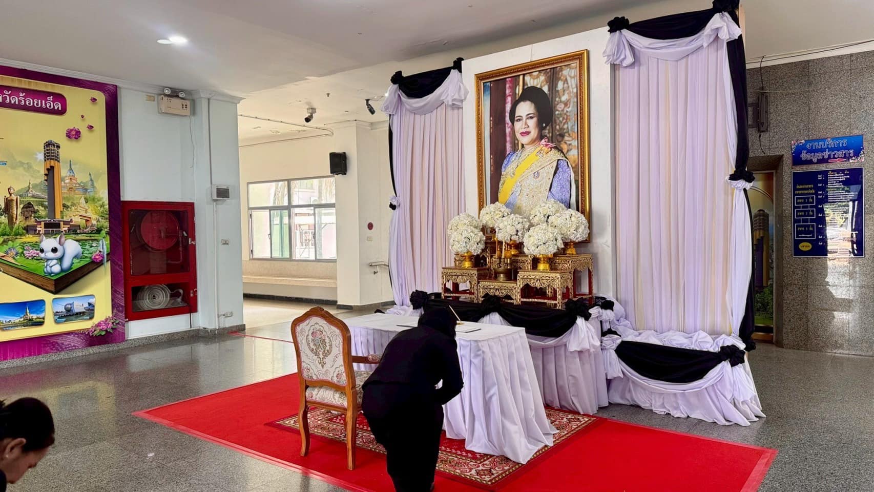 ผู้ตรวจราชการกรม (นางนวลจันทร์ ศรีมงคล) ปฏิบัติหน้าที่ผู้อำนวยการศูนย์ศึกษาและพัฒนาชุมชนอุบลราชธานี ร่วมลงนามถวายพระพร สมเด็จพระนางเจ้าสิริกิติ์ พระบรมราชินีนาถ พระบรมราชชนนีพันปีหลวง เพื่อแสดงความจงรักภักดีและสำนึกในพระมหากรุณาธิคุณอันหาที่สุดมิได้