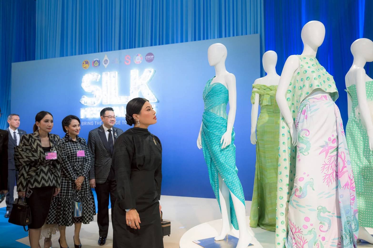 ผู้ตรวจราชการกรม (นางนวลจันทร์ ศรีมงคล) ปฏิบัติหน้าที่ผู้อำนวยการศูนย์ศึกษาและพัฒนาชุมชนอุบลราชธานี ร่วมเฝ้ารับเสด็จสมเด็จพระเจ้าลูกเธอ เจ้าฟ้าสิริวัณณวรีฯ เสด็จทอดพระเนตรการแสดงแบบ “Sustainable Fashion Show” ในงาน Silk Festival 2025