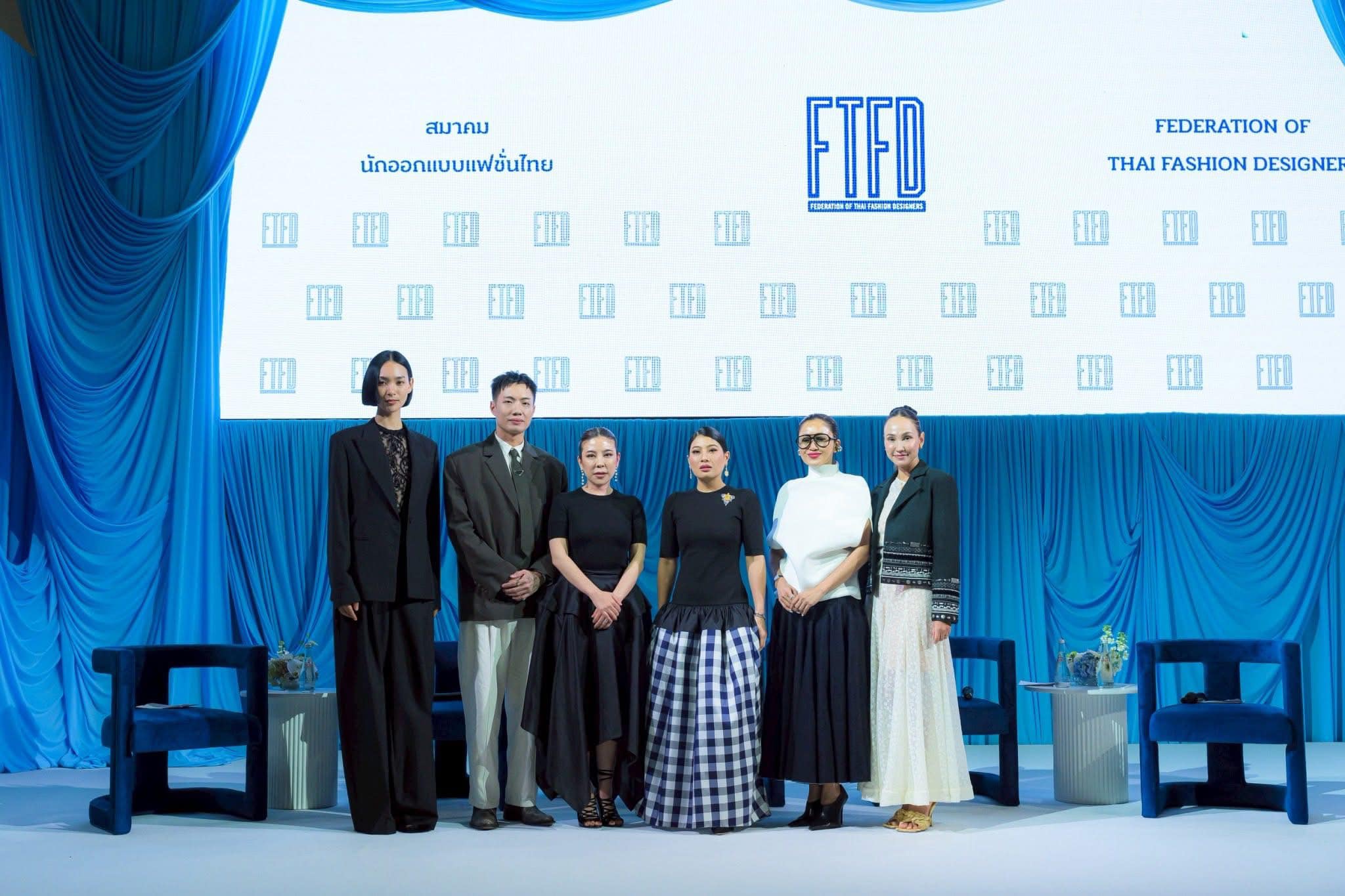  ผู้ตรวจราชการกรม (นางนวลจันทร์ ศรีมงคล) ปฏิบัติหน้าที่ผู้อำนวยการศูนย์ศึกษาและพัฒนาชุมชนอุบลราชธานี ร่วมเฝ้ารับเสด็จสมเด็จพระเจ้าลูกเธอ เจ้าฟ้าสิริวัณณวรีฯ เสด็จร่วมงานเสวนาถกอนาคตผ้าไทยบนเวที “Fashion Design Symposium” ในงาน Silk Festival 2025 