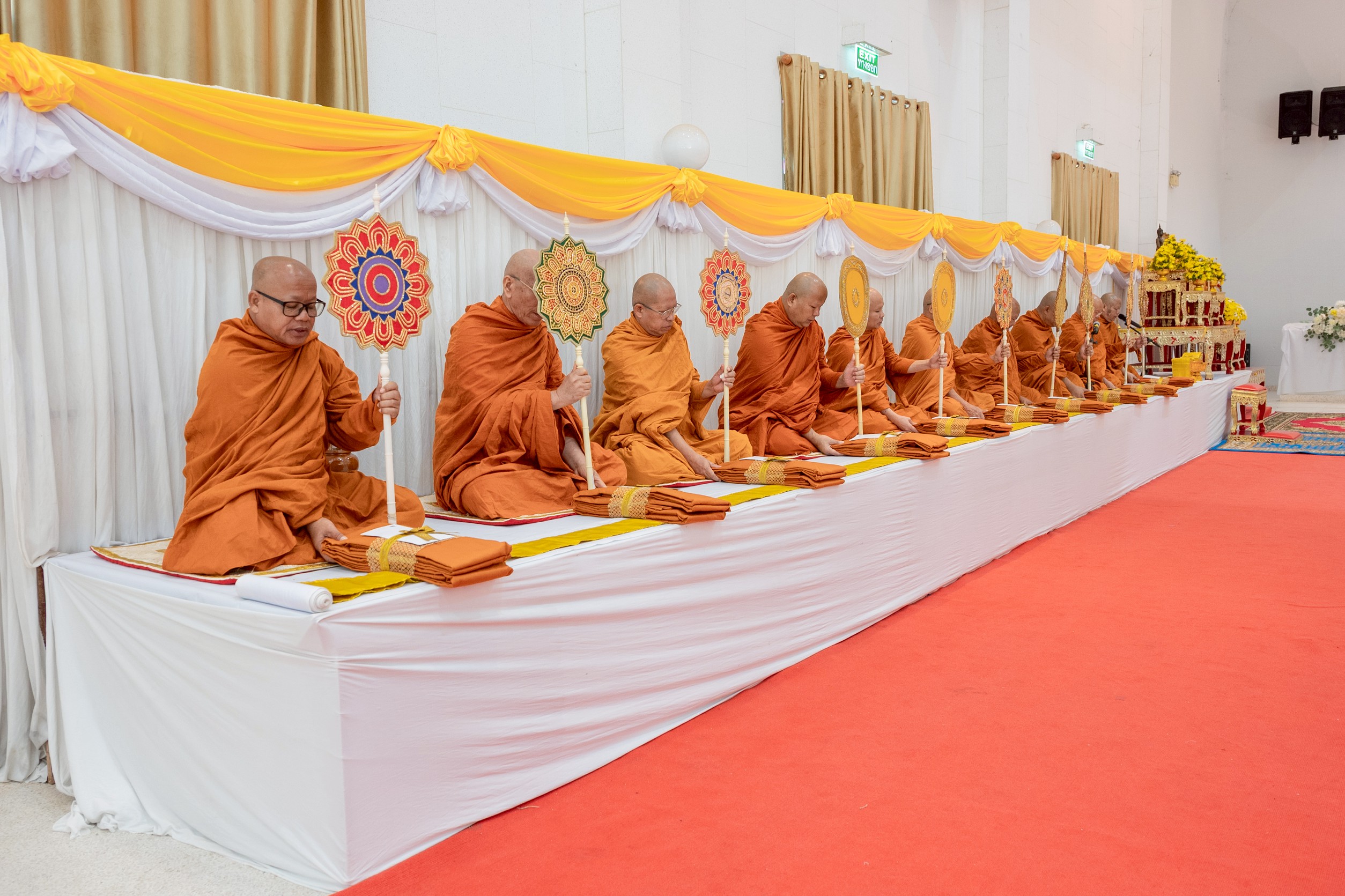 ศูนย์ศึกษาและพัฒนาชุมชนอุบลราชธานี ร่วมพิธีทำบุญตักบาตและวางพานพุ่มดอกไม้ถวายราชสักการะเนื่องในวันคล้ายวันพระบรมราชสมภพพระบาทสมเด็จพระบรมชนกาธิเบศร มหาภูมิพลอดุลยเดชมหาราช บรมนาถบพิตร วันชาติ และวันพ่อแห่งชาติ 5 ธันวาคม 2568