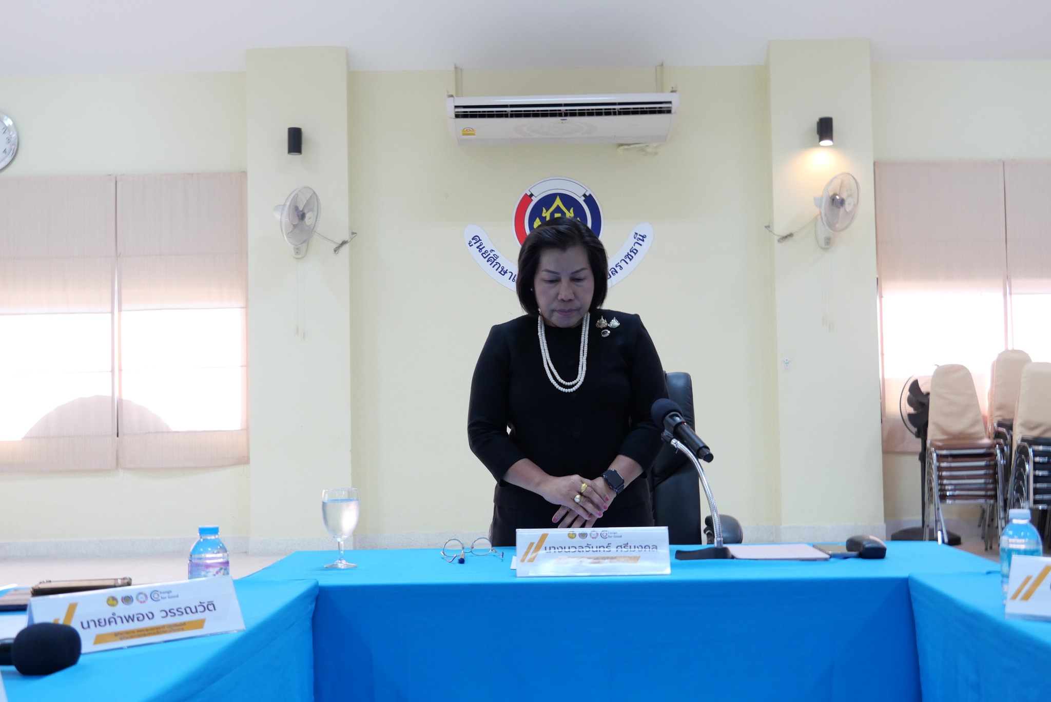 นางนวลจันทร์ ศรีมงคล ผู้ตรวจราชการกรม กรมการพัฒนาชุมชน ปฏิบัติหน้าที่ผู้อำนวยการศูนย์ศึกษาและพัฒนาชุมชนอุบลราชธานี ประธานประชุมข้าราชการ เจ้าหน้าที่ศูนย์ศึกษาและพัฒนาชุมชนอุบลราชธานี