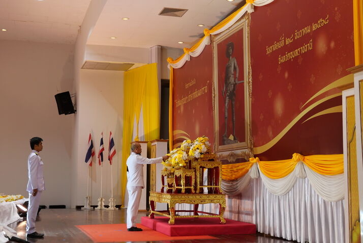 ศูนย์ศึกษาและพัฒนาชุมชนอุบลราชธานี ร่วมพิธีวางพุ่มดอกไม้และถวายราชสดุดี เนื่องในวันสมเด็จพระเจ้าตากสินมหาราช