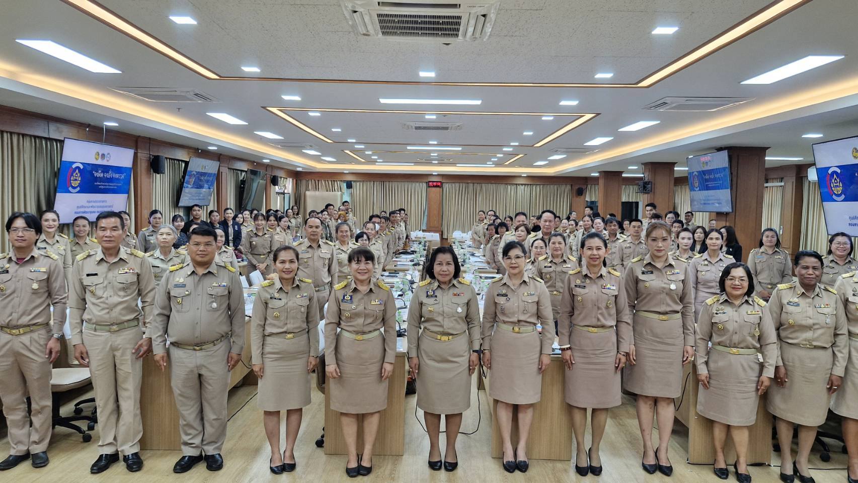 ผู้ตรวจราชการกรม (นางนวลจันทร์ ศรีมงคล) มอบแนวทางขับเคลื่อนตัวชี้วัดการปฏิบัติราชการกรมการพัฒนาชุมชน ประจำปีงบประมาณ 2569 จังหวัดศรีสะเกษ