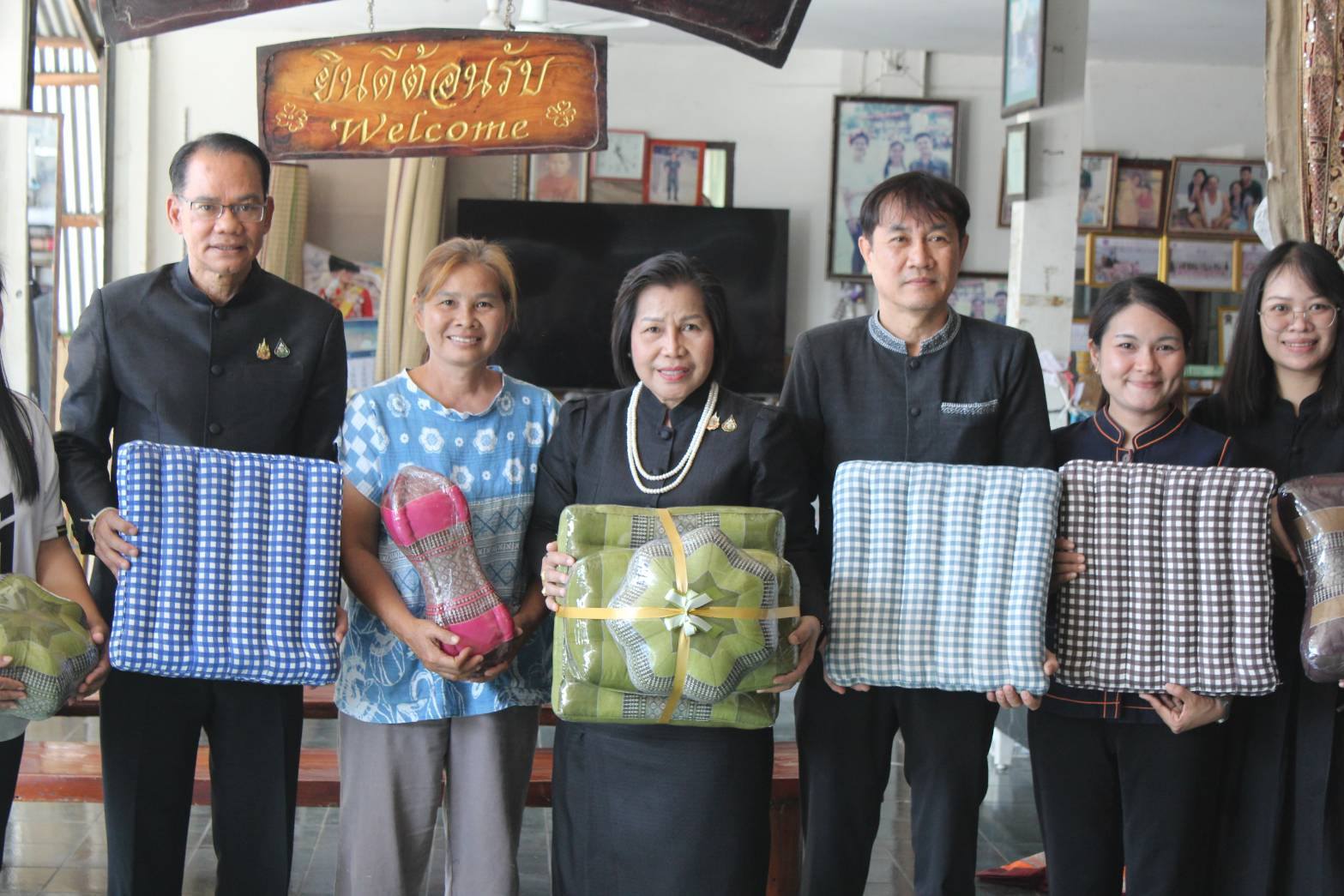 ผู้ตรวจราชการกรม (นางนวลจันทร์ ศรีมงคล) ปฏิบัติหน้าที่ผู้อำนวยการศูนย์ศึกษาและพัฒนาชุมชนอุบลราชธานี ลงพื้นที่ตรวจเยี่ยมให้กำลังใจกลุ่มผู้ผลิตผู้ประกอบการ OTOP “แย้มหมอนขิดบ้านศรีฐาน” ต่อยอดภูมิปัญญาท้องถิ่น สร้างรายได้มั่นคงสู่ชุมชน