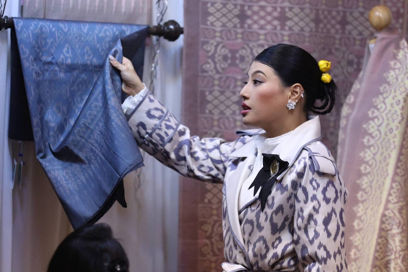  ผู้ตรวจราชการกรม (นางนวลจันทร์ ศรีมงคล) ปฏิบัติหน้าที่ผู้อำนวยการศูนย์ศึกษาและพัฒนาชุมชนอุบลราชธานี ร่วมเฝ้ารับเสด็จสมเด็จพระเจ้าลูกเธอ เจ้าฟ้าสิริวัณณวรี นารีรัตนราชกัญญา เสด็จไปทอดพระเนตรนิทรรศการและการจัดแสดงผลงานภูมิปัญญาผ้าไทยและงานหัตถกรรมชุมชน ณ จุดดำเนินการจังหวัดขอนแก่น สนับสนุนการต่อยอดภูมิปัญญาผ้าไทยสู่แฟชั่นยั่งยืนระดับสากล