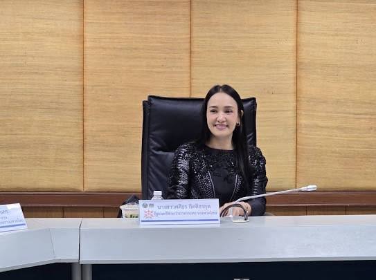 ผู้ตรวจราชการกรมการพัฒนาชุมชน (นางนวลจันทร์ ศรีมงคล) ปฏิบัติหน้าที่ผู้อำนวยการศูนย์ศึกษาและพัฒนาชุมชนอุบลราชธานี ร่วมประชุมรับมอบนโยบาย ขับเคลื่อนผ้าไทยและ OTOP สู่สากล