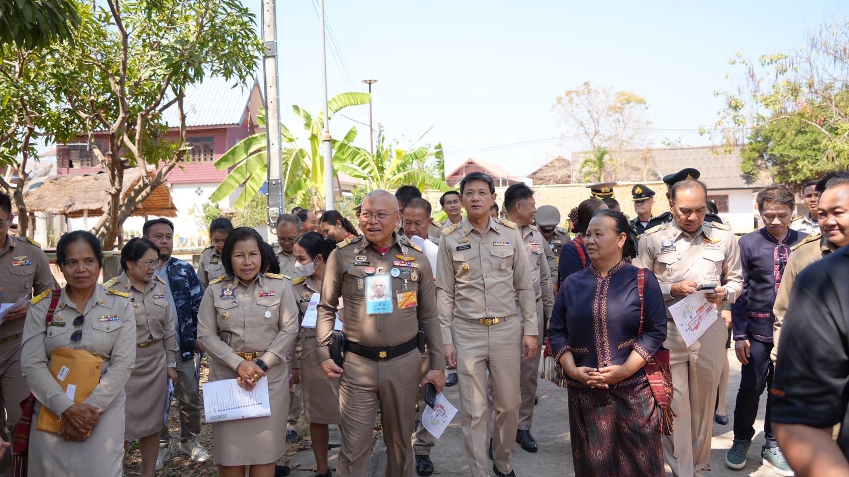  นางนวลจันทร์ ศรีมงคล ผู้ตรวจราชการกรม ปฏิบัติหน้าที่ผู้อำนวยการศูนย์ศึกษาและพัฒนาชุมชนอุบลราชธานี ร่วมลงพื้นที่สนับสนุนการเตรียมความพร้อมรับเสด็จฯ จังหวัดกาฬสินธุ์