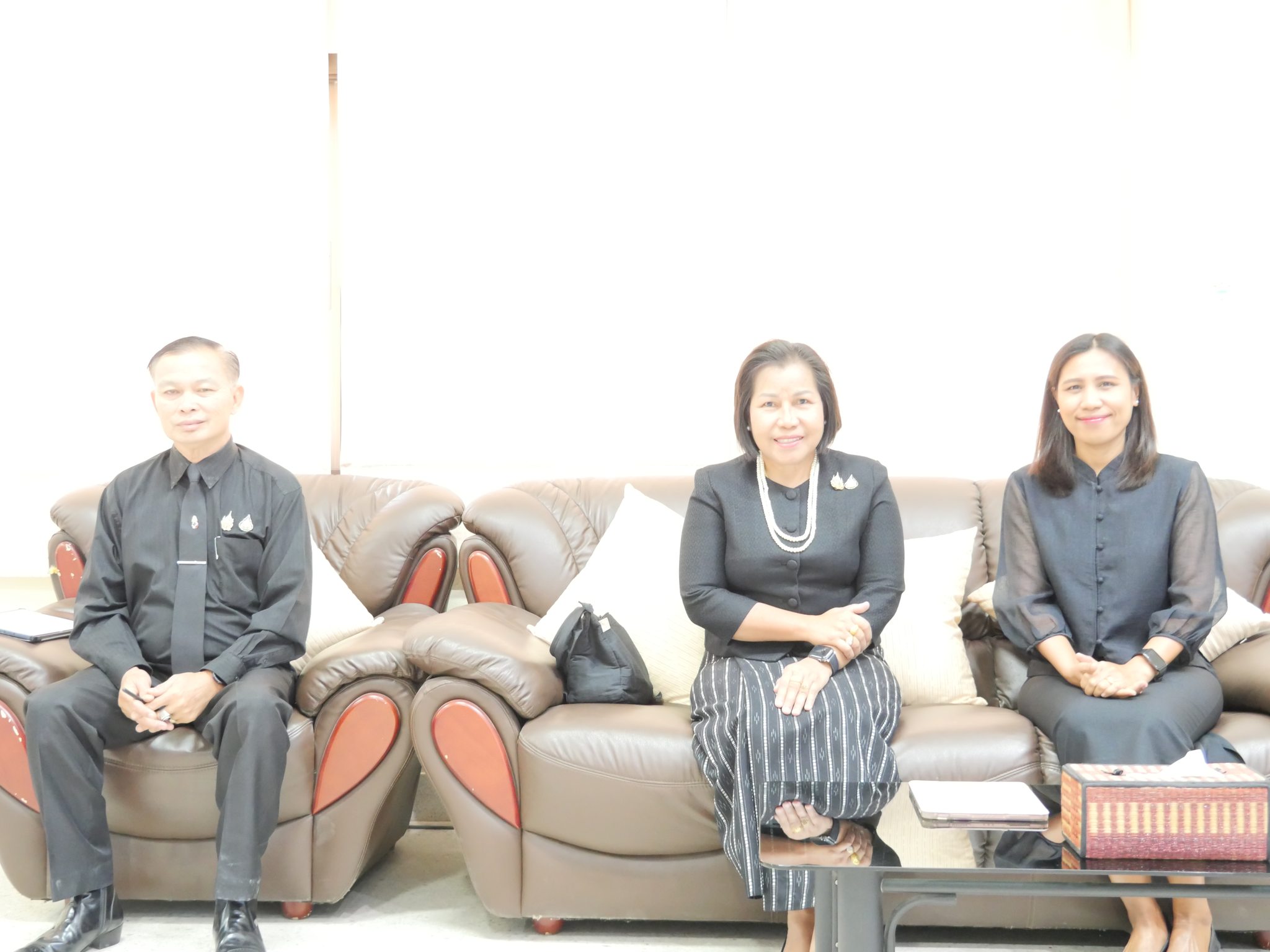 นางนวลจันทร์ ศรีมงคล ผู้ตรวจราชการกรม ปฏิบัติหน้าที่ผู้อำนวยการศูนย์ศึกษาและพัฒนาชุมชนอุบลราชธานี ประธานเปิดโครงการสร้างความรู้ความเข้าใจเกี่ยวกับ ระบบบริหารการจัดการสำนักงาน (e-Office) กรมการพัฒนาชุมชน