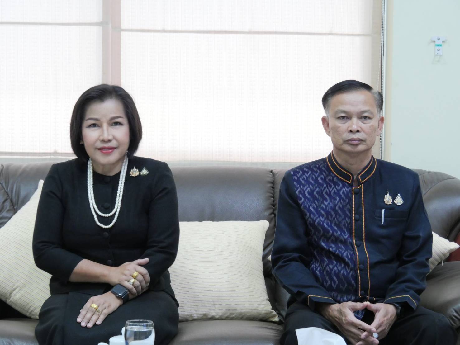 นางนวลจันทร์ ศรีมงคล ผู้ตรวจราชการกรม ปฏิบัติหน้าที่ผู้อำนวยการศูนย์ศึกษาและพัฒนาชุมชนอุบลราชธานี ประธานปิดโครงการสร้างความรู้ความเข้าใจเกี่ยวกับ ระบบบริหารการจัดการสำนักงาน (e-Office) กรมการพัฒนาชุมชน 