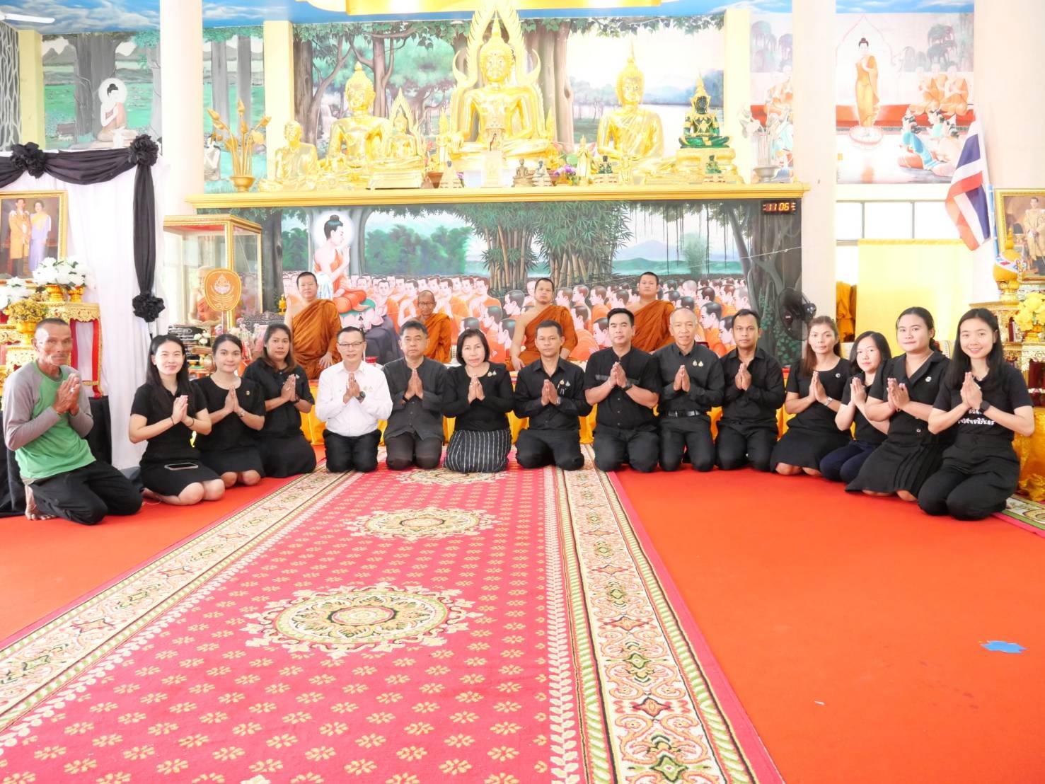  นางนวลจันทร์ ศรีมงคล ผู้ตรวจราชการกรม ปฏิบัติหน้าที่ผู้อำนวยการศูนย์ศึกษาและพัฒนาชุมชนอุบลราชธานี นำทีมบุคลากร  ร่วมกิจกรรม“ฮ่วมบุญ ฮ่วมใจ เสริมสร้างองค์กรคุณธรรม ณ วัดท่าบ่ ตำบลแจระแม อำเภอเมืองอุบลราชธานี จังหวัดอุบลราชธานี