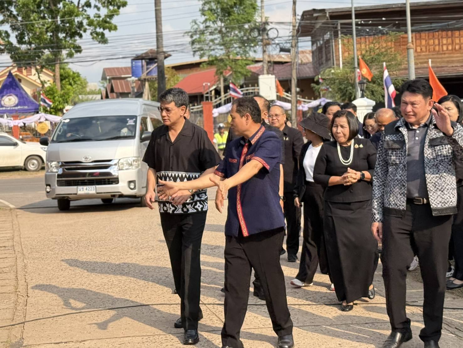 นางนวลจันทร์ ศรีมงคล ผู้ตรวจราชการกรม ปฏิบัติหน้าที่ผู้อำนวยการศูนย์ศึกษาและพัฒนาชุมชนอุบลราชธานี ร่วมคณะผู้บริหารส่วนกลางลงพื้นที่กาฬสินธุ์ ติดตามเตรียมความพร้อมรับเสด็จฯ ตรวจเยี่ยมการดำเนินงานผ้าไหมแพรวาบ้านโพน 