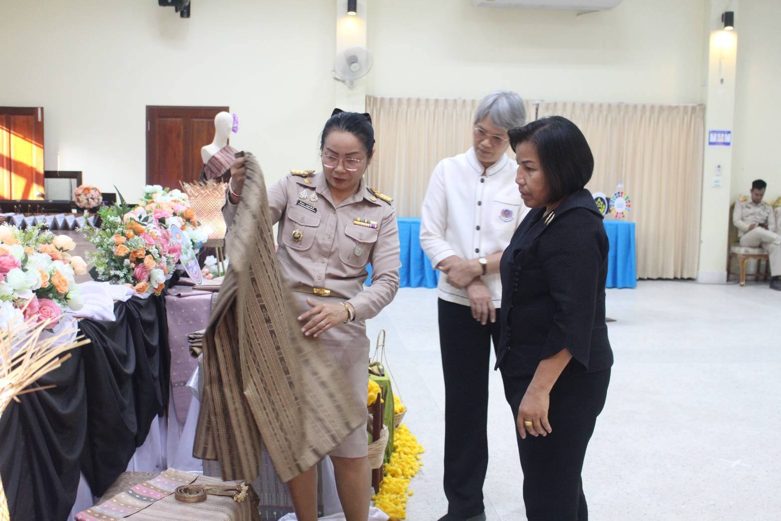 ศูนย์ศึกษาและพัฒนาชุมชนอุบลราชธานี รับการสนับสนุนการนำผ้าอัตลักษณ์พื้นเมืองจังหวัดอุบลราชธานีมาจัดดีสเพลย์โชว์ในการลงนามบันทึกข้อตกลงความร่วมมือ (MOU)