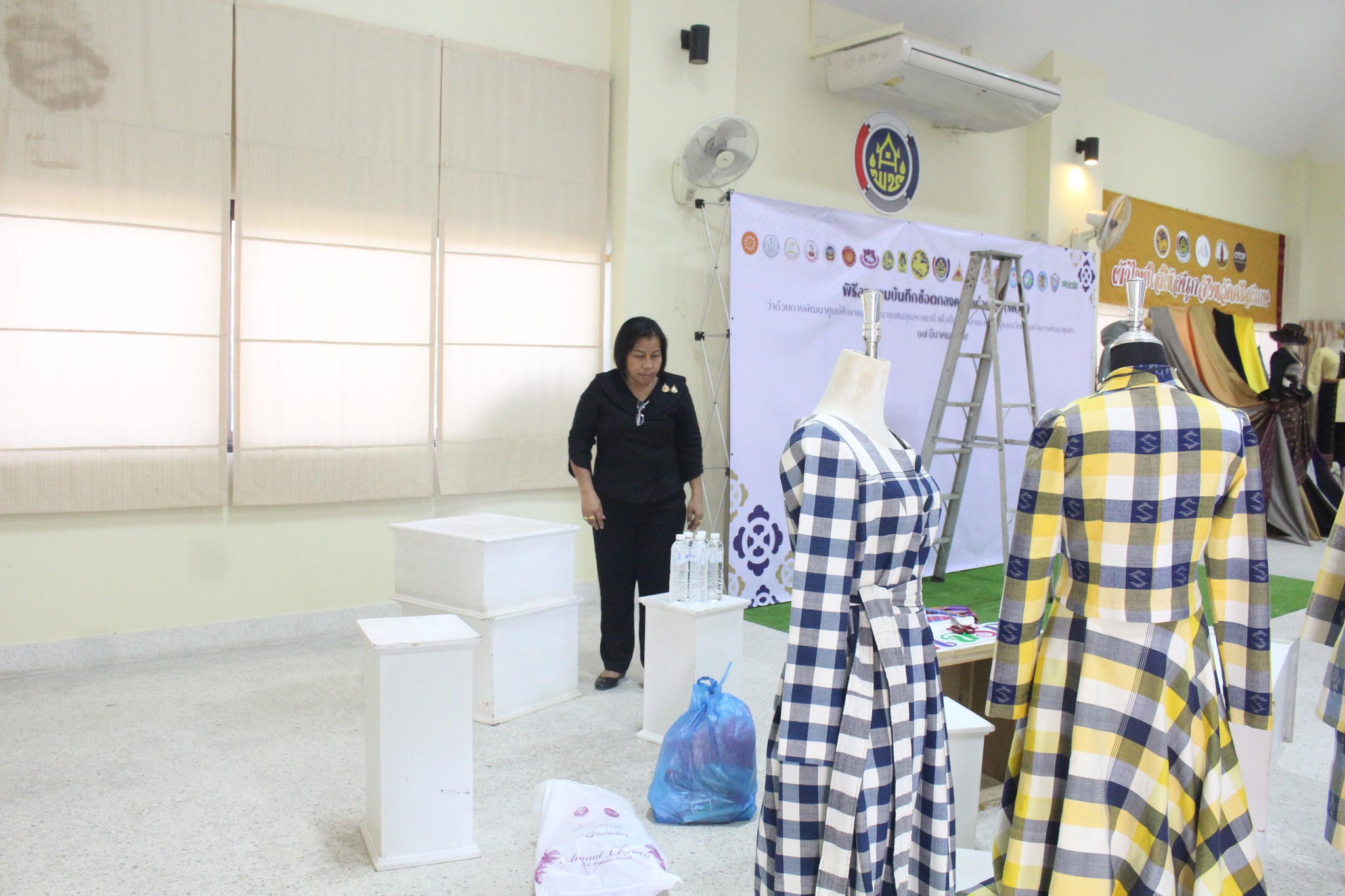 ศูนย์ศึกษาและพัฒนาชุมชนอุบลราชธานี รับการสนับสนุนการนำผ้าอัตลักษณ์พื้นเมืองจังหวัดอำนาจเจริญมาจัดดีสเพลย์โชว์ในการลงนามบันทึกข้อตกลงความร่วมมือ (MOU)