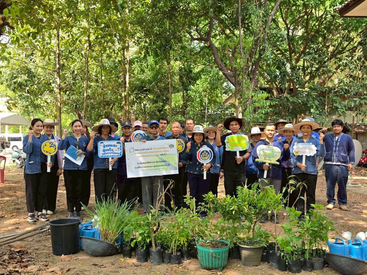 นางนวลจันทร์ ศรีมงคล ผู้ตรวจราชการกรม ปฏิบัติหน้าที่ผู้อำนวยการศูนย์ศึกษาและพัฒนาชุมชนอุบลราชธานี ประธานเปิดโครงการ ศพช.อุบลราชธานี “ฮ่วมแฮงพัฒนา พาแลงฮ่วมใจ สานสายใยฉันท์พี่น้อง สู่องค์กรแห่งความสุข” ครั้งที่ 1 เสริมสร้างองค์กรคุณธรรม น้อมนำหลักพอเพียงสู่การปฏิบัติ