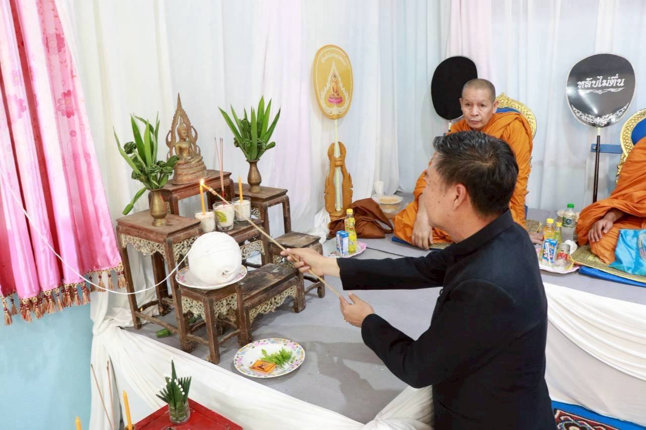  นายไพโรจน์ โสภาพร รองอธิบดีกรมการพัฒนาชุมชน  ร่วมเป็นเจ้าภาพสวดพระอภิธรรม การบำเพ็ญกุศลศพ คุณพ่อวิเชียร ศรีมงคล คู่สมรสของ นางนวลจันทร์ ศรีมงคล