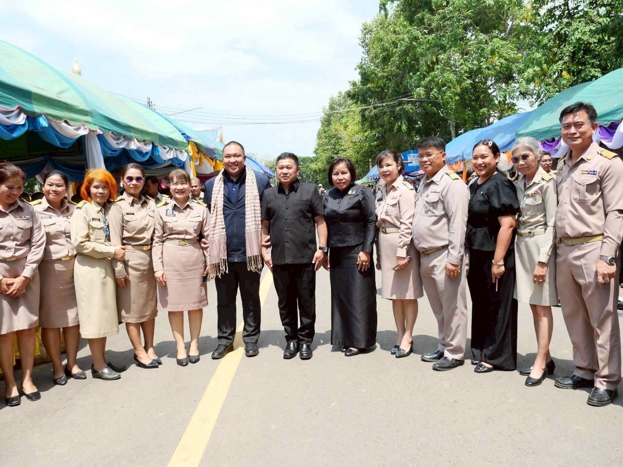  ผู้บริหารกรมการพัฒนาชุมชน ร่วมติดตามนโยบายเร่งด่วนรัฐบาล หนุน “ไทยช่วยไทย พลัส” ผนึกกำลังท้องถิ่นเปิดพื้นที่ขายสินค้าราคาประหยัด บรรเทาความเดือดร้อนประชาชน ในพื้นที่อำเภอกันทรลักษณ์ จังหวัดศรีสะเกษ