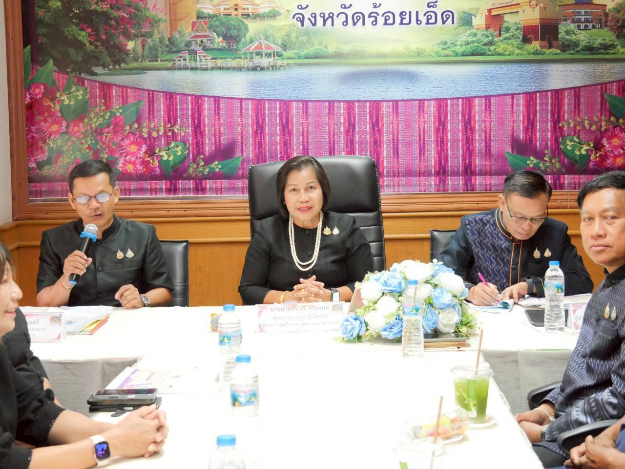 นางนวลจันทร์ ศรีมงคล ผู้ตรวจราชการกรมการพัฒนาชุมชน ลงพื้นที่คัดเลือกข้าราชการ ลูกจ้างประจำ และพนักงานราชการดีเด่น กรมการพัฒนาชุมชน ประจำปี พ.ศ.2569 พร้อมโคชชิ่งเสริมศักยภาพการทำงานเชิงพื้นที่ จังหวัดร้อยเอ็ด