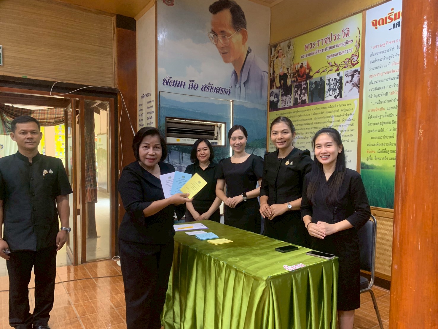 นางนวลจันทร์ ศรีมงคล ผู้ตรวจราชการกรม ปฏิบัติหน้าที่ผู้อำนวยการศูนย์ศึกษาและพัฒนาชุมชนอุบลราชธานี นำบุคลากรคัดเลือกบุคคลต้นแบบและกลุ่มงานต้นแบบด้านคุณธรรมและจริยธรรม ประจำปี 2569