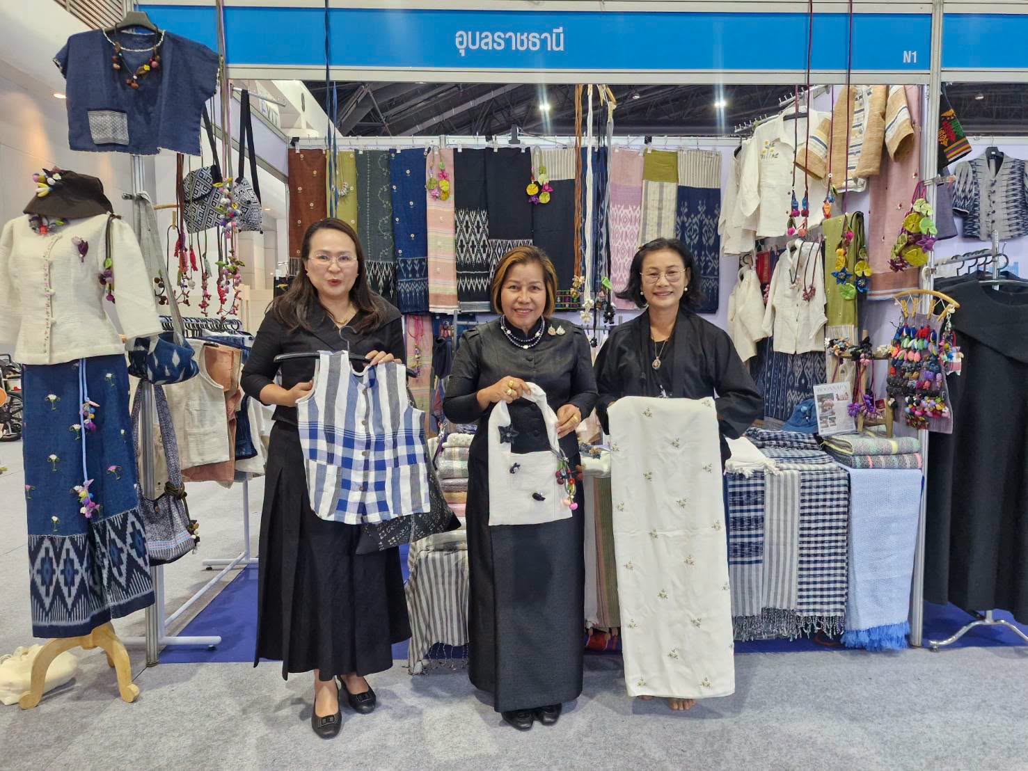 นางนวลจันทร์  ศรีมงคล ผู้ตรวจราชการกรม ปฏิบัติหน้าที่ผู้อำนวยการศูนย์ศึกษาและพัฒนาชุมชนอุบลราชธานี ตรวจติดตามและเยี่ยมชมบูธผู้ประกอบการ เสริมพลังผู้ประกอบการ OTOP ในงาน OTOP Midyear 2026 