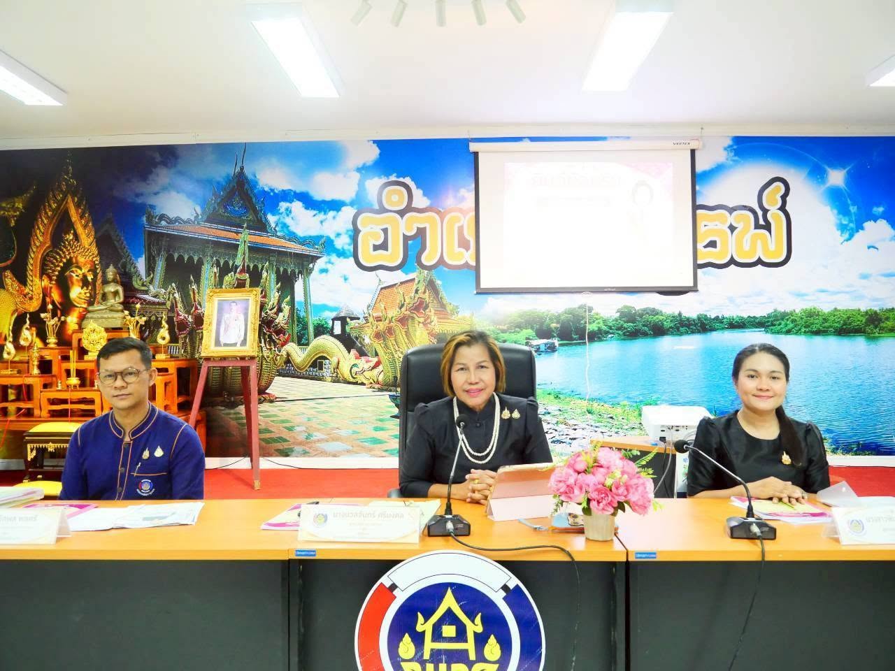 นางนวลจันทร์ ศรีมงคล ผู้ตรวจราชการกรม ปฏิบัติหน้าที่ผู้อำนวยการศูนย์ศึกษาและพัฒนาชุมชนอุบลราชธานี  ลงพื้นที่จังหวัดศรีสะเกษ เฟ้นหาคนกองทุนพัฒนาบทบาทสตรีดีเด่น ประเภท คณะทำงานขับเคลื่อนกองทุนพัฒนาบทบาทสตรีระดับตำบล (ตำบลเป๊าะ)จขกทจบ