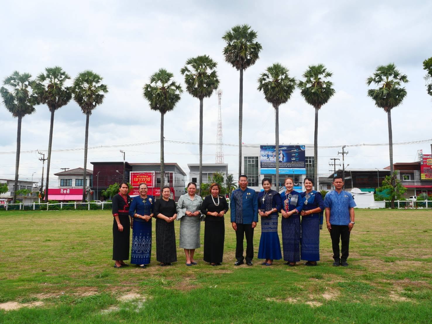 ศูนย์ศึกษาและพัฒนาชุมชนอุบลราชธานี  ลงพื้นที่จังหวัดมุกดาหาร เฟ้นหาคนกองทุนพัฒนาบทบาทสตรีดีเด่น ประเภท สำนักงานเลขานุการคณะอนุกรรมการการบริหารกองทุนพัฒนาบทบาทสตรีระดับจังหวัด