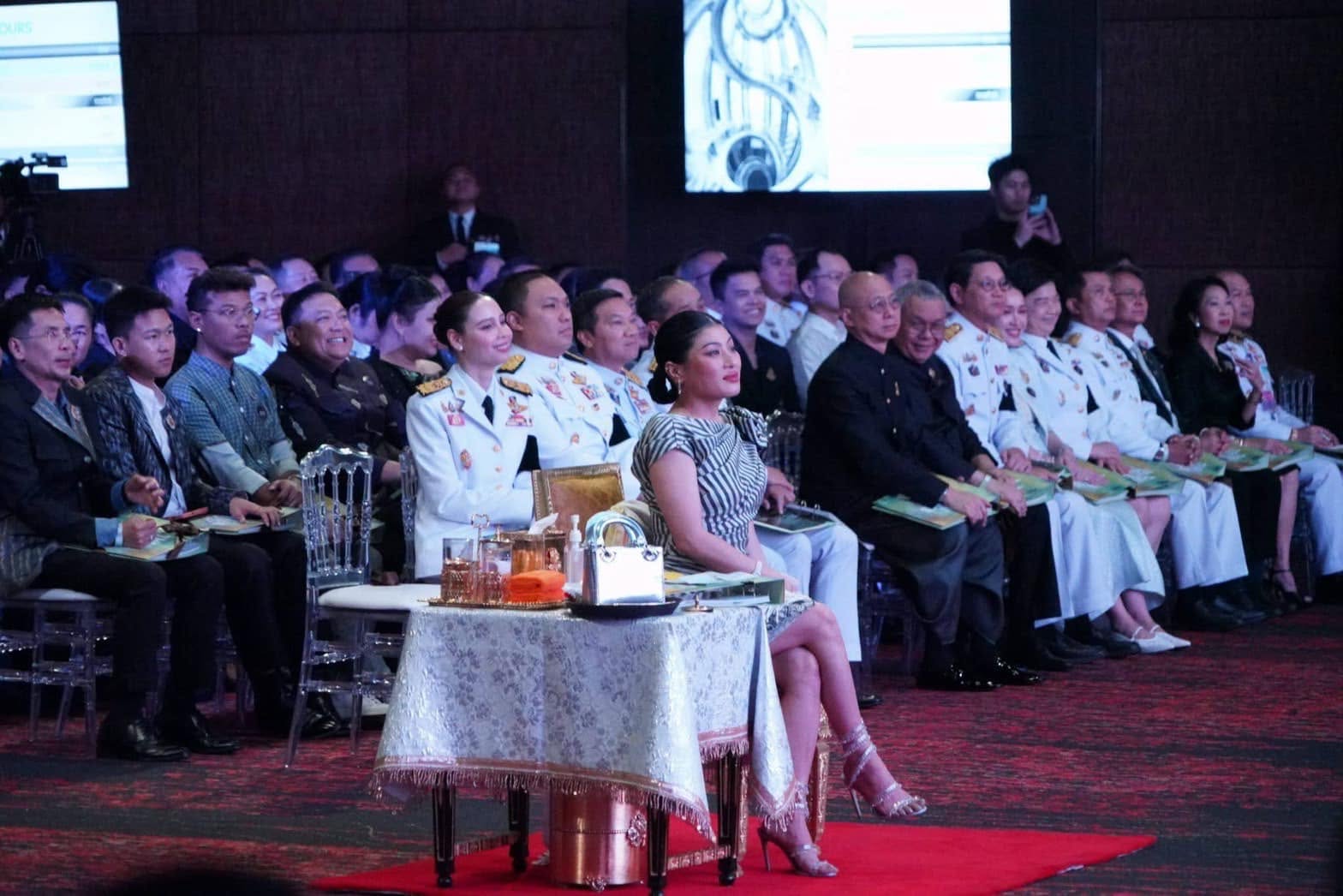 นางนวลจันทร์ ศรีมงคล ผู้ตรวจราชการกรม กรมการพัฒนาชุมชน ร่วมงานประชุมวิชาการ Symposium การพัฒนาองค์ความรู้เพื่อการพัฒนาผลิตภัณฑ์สู่สากล ประจำปี 2569 Thai Textiles Trend Book Spring/Summer 2027