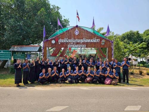 นางนวลจันทร์ ศรีมงคล ผู้ตรวจราชการกรม ปฏิบัติหน้าที่ผู้อำนวยการศูนย์ศึกษาและพัฒนาชุมชนอุบลราชธานี จัดพิธีเปิด“โรงเรียนเศรษฐกิจพอเพียงบ้านโพนฮาด” สร้างแหล่งเรียนรู้ ยกระดับคุณภาพชีวิตชุมชนอย่างยั่งยืน