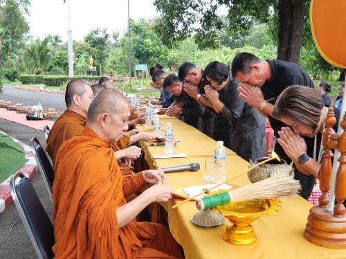  นางนวลจันทร์ ศรีมงคล ผู้ตรวจราชการกรม ปฏิบัติหน้าที่ผู้อำนวยการศูนย์ศึกษาและพัฒนาชุมชนอุบลราชธานี สานพลังภาคีเครือข่าย นำทีมบุคลากรและผู้เข้ารับการอบรมโครงการพัฒนาศักยภาพทีมผู้นำกลุ่ม องค์กรระดับตำบล เพื่อขับเคลื่อนเศรษฐกิจฐานรากและความมั่นคงทางอาหาร  เสริมสร้างองค์กรคุณธรรม "ทำบุญใส่บาตร ทำความดี วิถีพอเพียง”