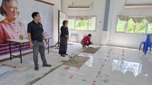 นางนวลจันทร์ ศรีมงคล ผู้ตรวจราชการกรม ปฏิบัติหน้าที่ผู้อำนวยการศูนย์ศึกษาและพัฒนาชุมชนอุบลราชธานี ลงพื้นที่ติดตามความคืบหน้าการปรับปรุงอาคารศูนย์สารภีอุบลราชธานี