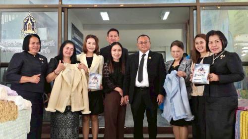  ผู้ตรวจราชการกรม (นางนวลจันทร์ ศรีมงคล) ร่วมตรวจติดตามการขับเคลื่อนนโยบาย “คนละครึ่งพลัส” จังหวัดร้อยเอ็ด หนุนผู้ประกอบการ OTOP สร้างรายได้ กระตุ้นเศรษฐกิจฐานราก